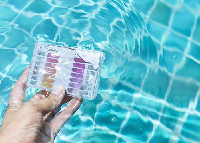 L'eau de ma piscine est trouble : explications et solutions