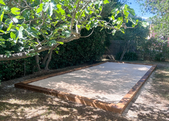 Terrain de pétanque avec traverses de chemin de fer en chêne Bonifay