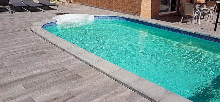 piscine avec terrasse carreaux imitation bois